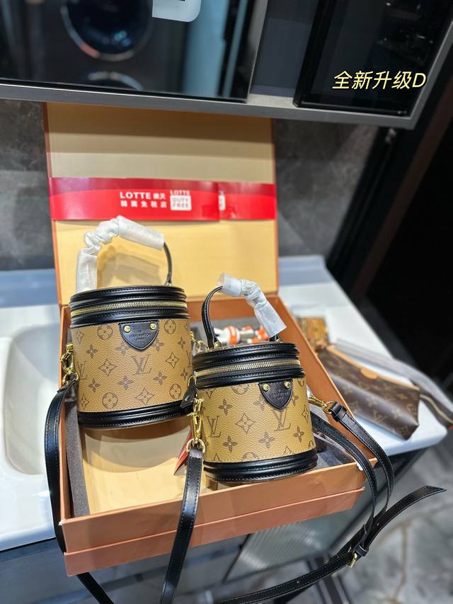 礼盒包装 今日盐上身的是这款 Lv Cannes圆筒包 俗称饭桶包饭盒包,拼色老花款是最难买的 造型小巧精致,拎在手中超显气质 也可以单肩斜挎,圆圆的包型挎在身