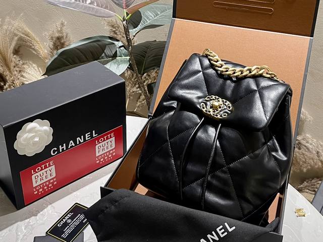 原厂牛皮 折叠礼盒 Chanel 19 双肩包 慵懒随性又好背 上身满满的惊喜 高级慵懒又随性 彻底心动的一只 Size 22 24Cm