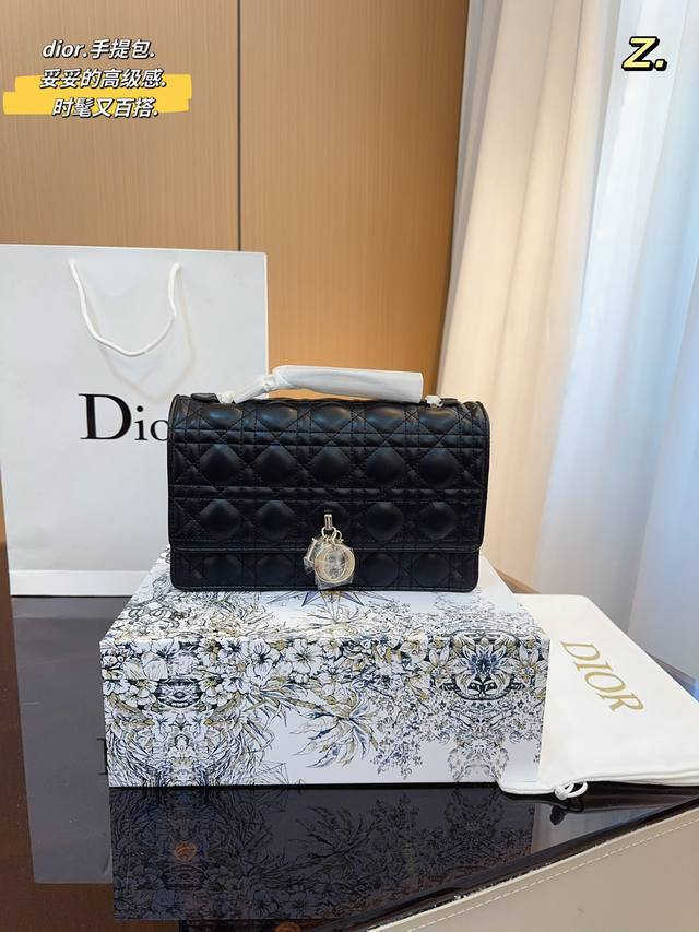 配礼盒 Dior 新款链条包 颜值在线 推荐 整个拿捏了非常靓好搭配 尺寸 24*7*15Cm