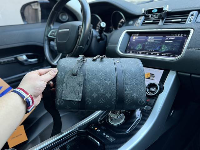 牛皮高端货 新款 Louis Vuitton 单肩包 M45936 City Keepall 手袋 Keepall 旅行袋浓缩经典构型 成就此款潮流都市手袋 侧