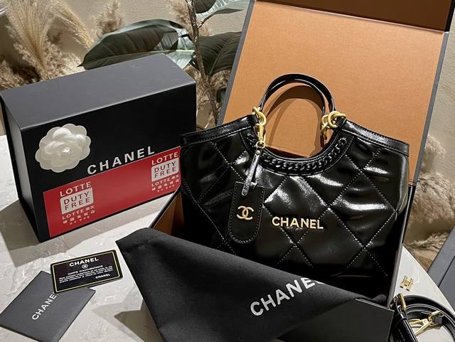 折叠礼盒 Chanel 陈太太同款 新品tote 黑色系的搭配很适这季节 复古氛围感瞬间拉满 尺寸25Cm