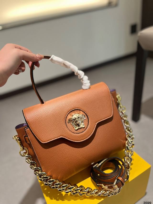 Versace范思哲 La Medusa 手提包包 經典黑金配色,造型百搭 不同場合,不同風格,同樣典雅 尺寸24.18