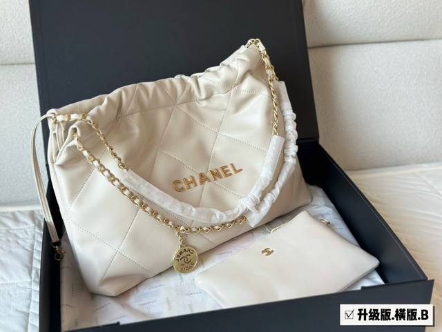 配星黛露 Chanel 22Bag 以数字命名的 垃圾袋 2021 年10 月 Chanel 品牌艺术总监virginie Viard在2022年春夏 时装秀_