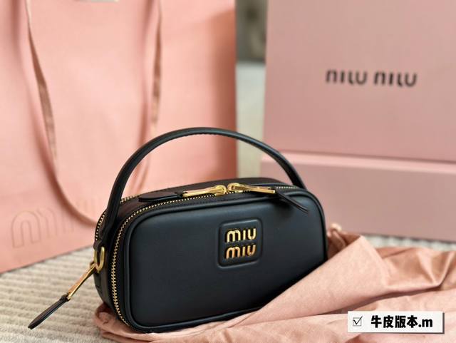 配盒 牛皮 Size 18.5*10Cm Miumiu 新品 小相机包 包包甜度刚好 很难不爱啊啊 可手拎也可斜挎 绝对不是小废包哦容量足足的 出场就是mium
