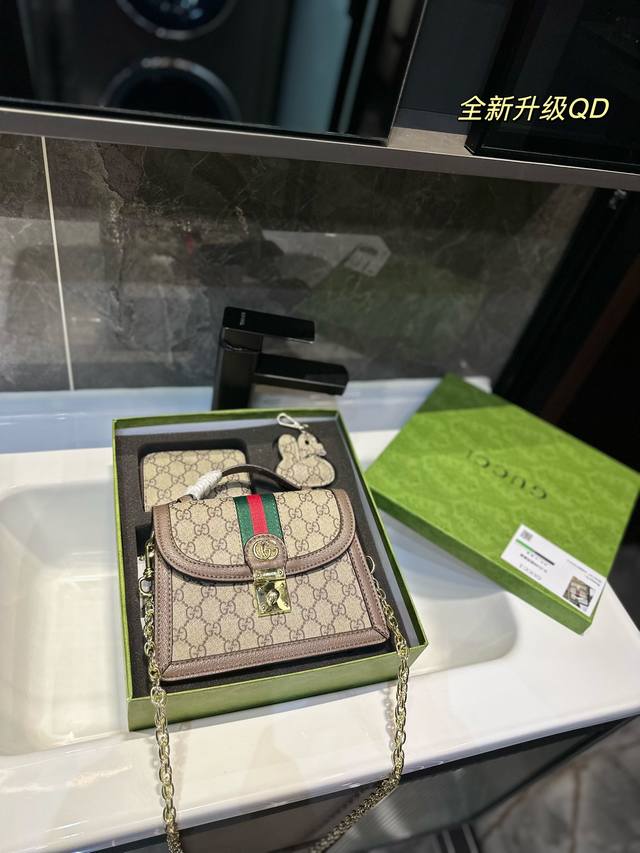 礼盒包装 Gucci Ophidia系列 百搭之王 Ophidia不断发展壮大 在每--季都会带来令人惊艳的新品 这款手提包是epilogue系列中的一款 配有