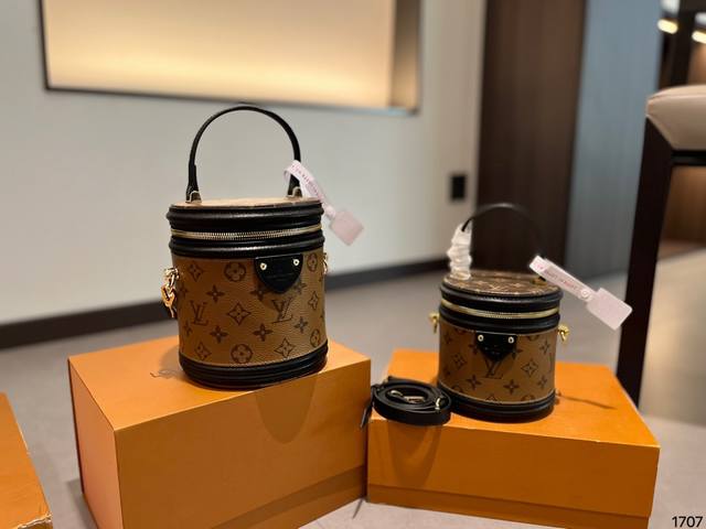 今日盐上身的是这款 Lv Cannes圆筒包 俗称饭桶包饭盒包,拼色老花款是最难买的 造型小巧精致,拎在手中超显气质 也可以单肩斜挎,圆圆的包型挎在身上超可爱
