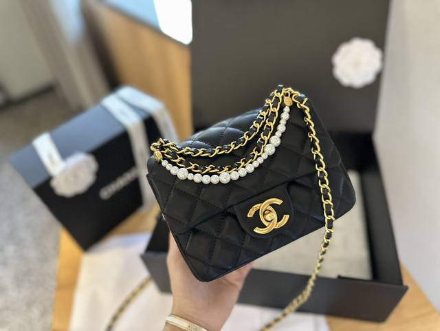折叠礼盒包装 Chanel24P 可爱的珍珠方胖子包包 这只胖乎乎的可爱又精致 黑色超级百搭 尺寸17Cm