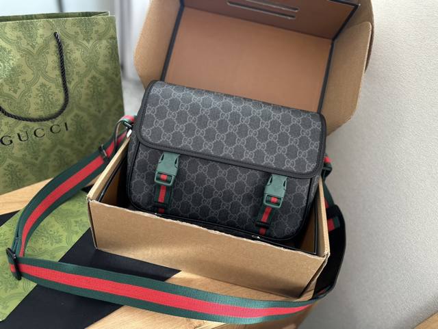 折叠礼盒包装 Gucci男士新款邮差包 适合男士日常通勤搭配 可以放得下ipad 墙裂推荐 尺寸28