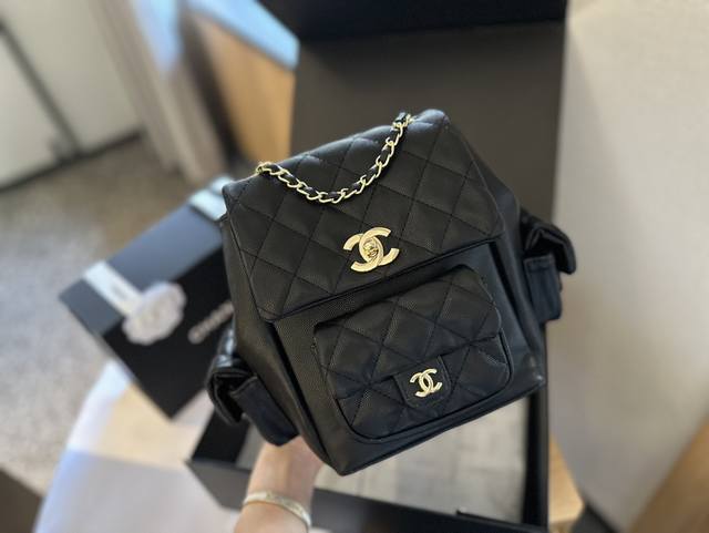 折叠礼盒包装 Chanel24P Duma中号双肩包 口袋设计加上两个个chanel双clogo整包很立体有型 尺寸26