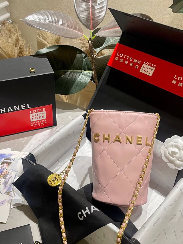 折叠礼盒 Chanel 新品 Mini 水桶包 手机包 时装 休闲 不挑衣服 尺寸12*18Cm - 点击图像关闭