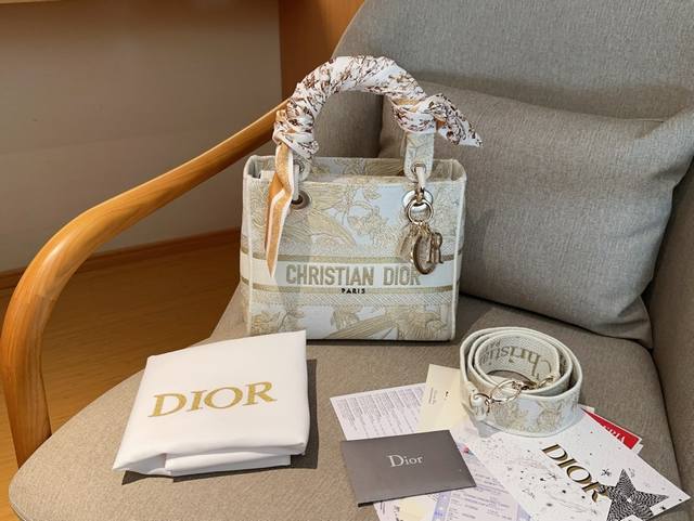 高版本配送丝巾 Dior迪奥 限定款白金刺绣戴妃包宽肩带 尺寸24 20 礼盒包装