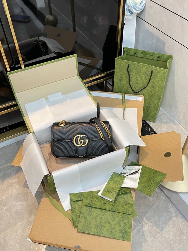 原厂皮 折叠礼盒 官网飞机箱 这是gucci 最经典的marmont系列 Gucci 家神一般存在的包型 火了有六年次次卖断货的存在 我们可以跟着订单更新包用了