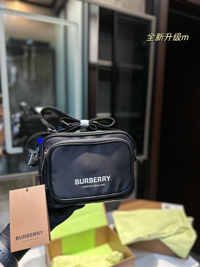 折叠礼盒 Burberry2021新款 相机包 不论是日常出行 男女同款 超级爆 游玩这款相机包的容量都足够大让好多宝宝尖叫 超级实用的一款 高品质 质量无敌好