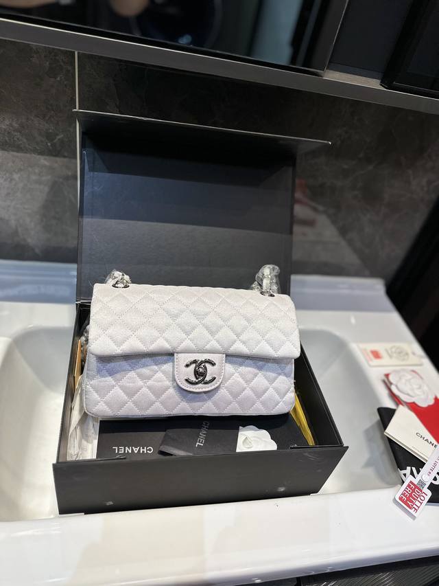 折叠礼盒 Chanel Cf系列菱格包香奈儿#精致女神推荐入手呦 美貌与实用并存 近年超盛行而小香这款做的超级棒 百搭休闲,职业,萌新等多种风格 材质是原版牛皮