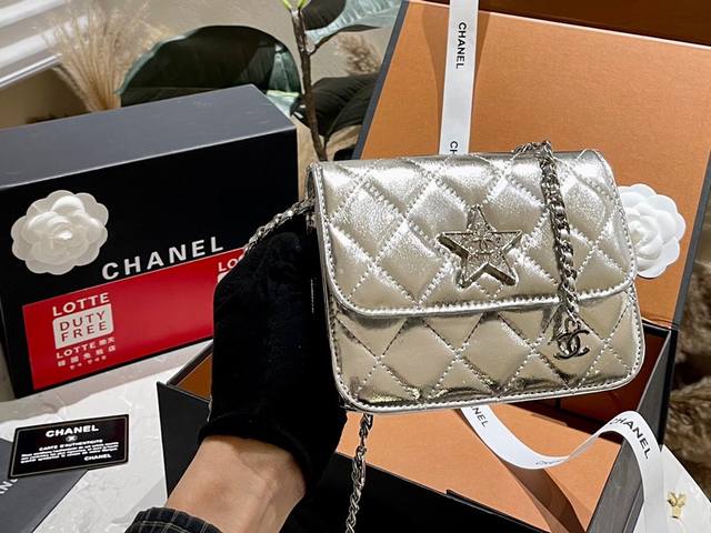 折叠礼盒 Chanel 24C 限定mini星星腰包 真的美哭啦 精致的星星logo加上银色小羊皮材质 还有银色水钻五金的搭配 简直是奢华与优雅的完美结合 尺寸