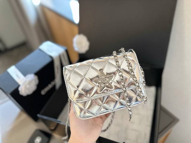 折叠礼盒包装 Chanel 24C 限定mini星星腰包 真的美哭啦 精致的星星logo加上银色小羊皮材质 还有银色水钻五金的搭配 简直是奢华与优雅的完美结合