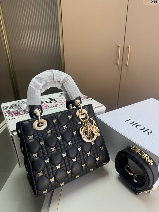 新款戴妃 Dior包包 D家 戴妃蝴蝶 拿在手上和肩背都很简约大气哦 金色的小蝴蝶太精致啦 D-36尺寸20.9.17折叠盒飞机盒