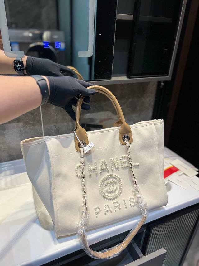 礼盒包装 Chanel年度最美超仙的珍珠刺绣沙滩包 香奈儿沙滩包融入了珍珠元素真的是仙气很多大号还有手柄可以单肩的同时还能手提 容量真的是超大呀完全可以做旅行包 - 点击图像关闭