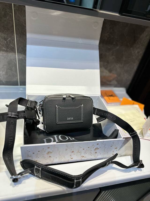 礼盒包装 D家 Homme 老花相机包 实在帅la 简单有质感的设计 双隔层 设有卡位 实用又很高级l尺寸18.13