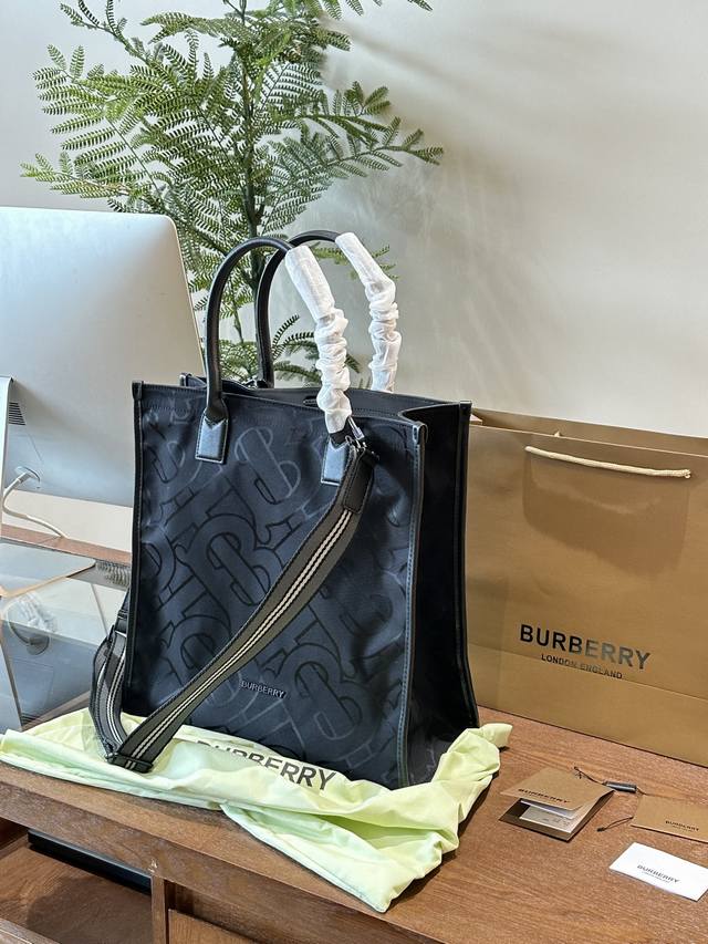 Burberry博柏利经典品牌logo满印托特包 Burberry博柏利经典品牌logo满印大容量棉质细节琴谱包托特包tote包购物袋单肩手提包男款黑色 尺寸: