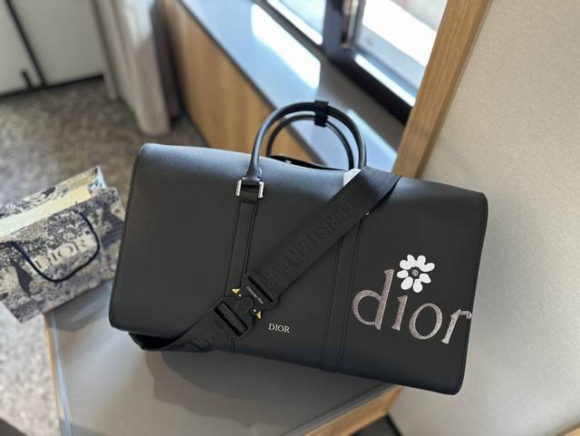 原版礼盒包装 迪奥dior 手提托特包旅行袋 非常经久耐用 日常最好打理了 比利时提花工艺 有细微的 Dior字母纹理感 超复古配色 和家里衣橱里各种衣服都好搭