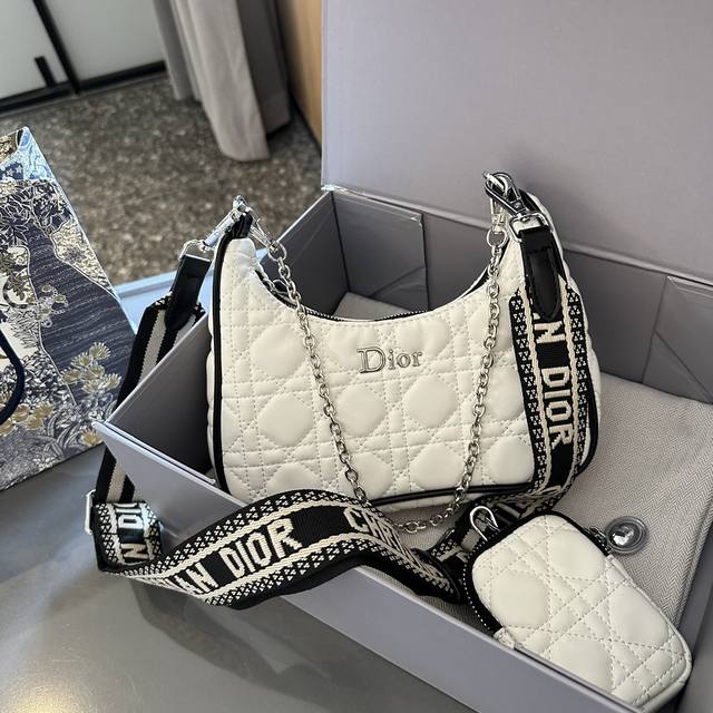 礼盒包装 Dior Hobo 三合一 采用原版羊皮纹 质感特别舒服 在腋下包的基础上做了全面升级 加了肩带 链条 零钱包 使包包更加青春活力 各种风格都可以驾驭