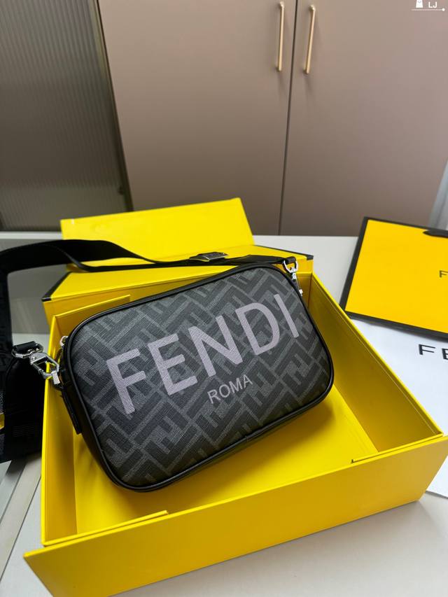 Fendi 芬迪胶囊系列 Ff相机包 单肩包 斜挎包 采用精湛镶嵌细工 经典百搭 实物拍摄 Lj尺寸23.6.14 折叠盒