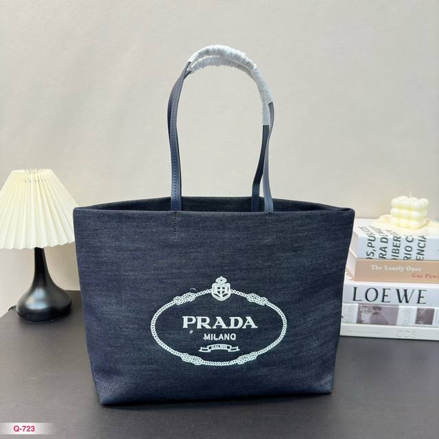 38*30Cm Prada 牛仔购物袋 够大够方便 的的确确是实用且耐用的款 超喜欢它的颜色