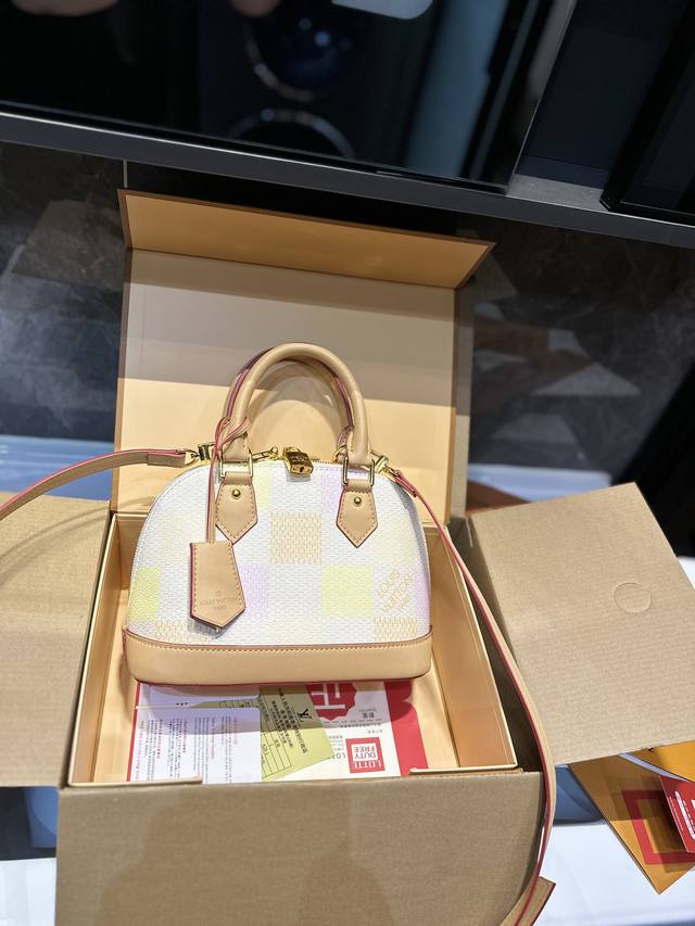 折叠礼盒 L家alma贝壳包是lv家四大金刚之一 原型来自于1934年由加斯顿威登先生创作的squire Bag旅行袋 最初是为当时的上流人士出行而设计的 所以