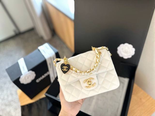 折叠礼盒包装 Chanel24P 可爱的珍珠方胖子包包 这只胖乎乎的可爱又精致 黑色超级百搭 尺寸17Cm