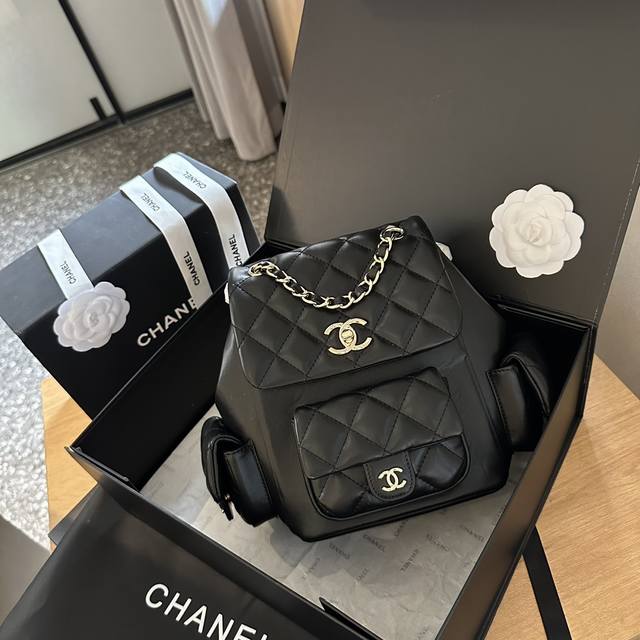 折叠礼盒官网飞机盒 Chanel24P Duma中号双肩包 口袋设计加上两个个chanel双clogo整包很立体有型 尺寸26