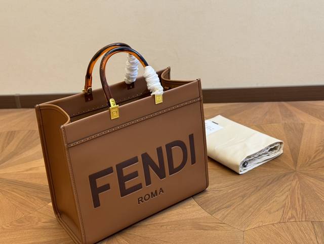 Size 36.31Cm 芬迪 Fendi Peekabo 购物袋 经典的tote造型 但是这款最大的特点 手提斜挎