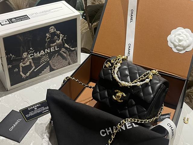 折叠礼盒 Chanel 24P 上新d2珍珠方胖子 就是我心心念念的梦中情包 复古氛围感瞬间拉满 尺寸18Cm