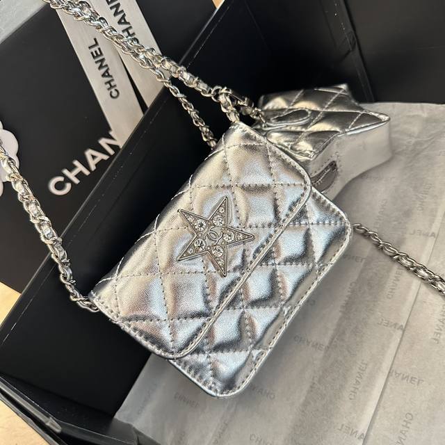 折叠礼盒包装 Chanel 24C 限定mini星星腰包 真的美哭啦 精致的星星logo加上银色小羊皮材质 还有银色水钻五金的搭配 简直是奢华与优雅的完美结合