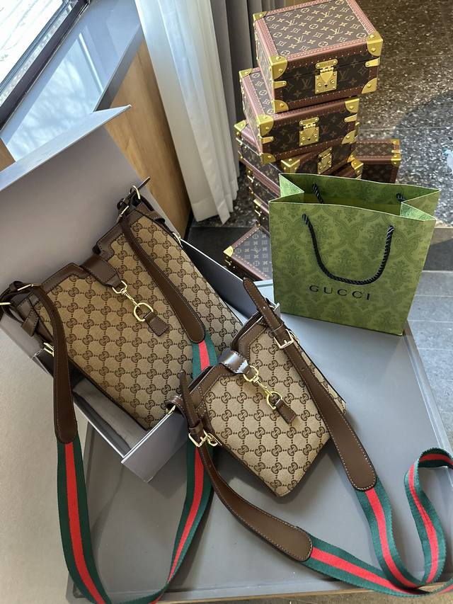 礼盒包装 Gucci Ancora小包上身 新款的ancora小水桶打破传统水桶包的厚版型 拥有超大容量的同时 也可以贴合身材 时尚与街头主义结合 新设计师果然
