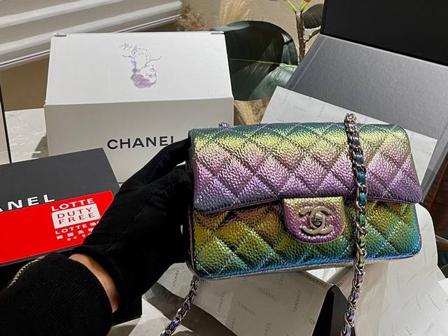 原厂皮 折叠礼盒 Chanel 限定 绝美珠光渐变 Cf20 手袋 羊皮 是越用越高级的那种 实物要比照片更高级的 纹路 正反两面的菱格皮纹全部手工对纹 包括弧