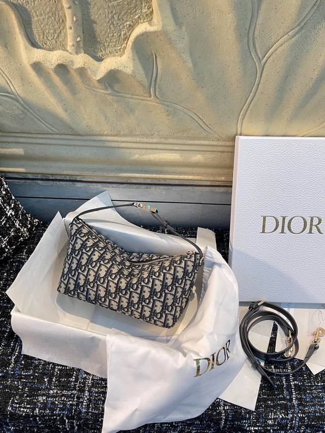 原单 折叠礼盒 官网飞机盒 Dior饭盒包 Hobo 配长肩带 这个款一早就有人问了 妥妥的明星爆款 应该不少人去专柜看过 超轻又好看 可以说没有人不喜欢它吧 - 点击图像关闭