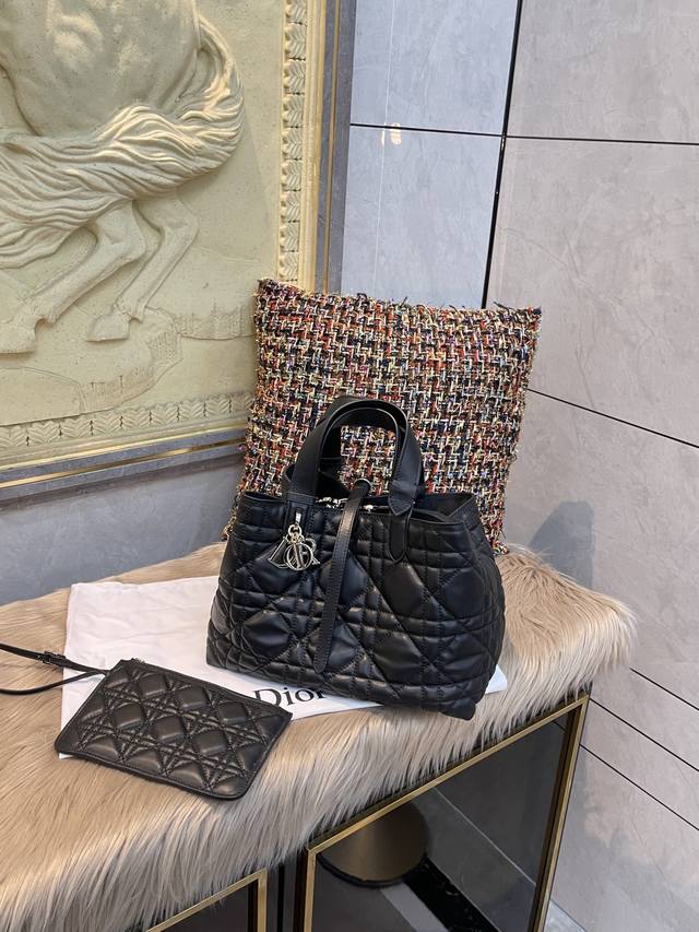 原版皮 中号 折叠礼盒 送小丝巾 星星挂件 Dior Touiours 我愿称之为本季神作 Dior新款toujours 手提包 这款包包真的有太多抓住我的点了