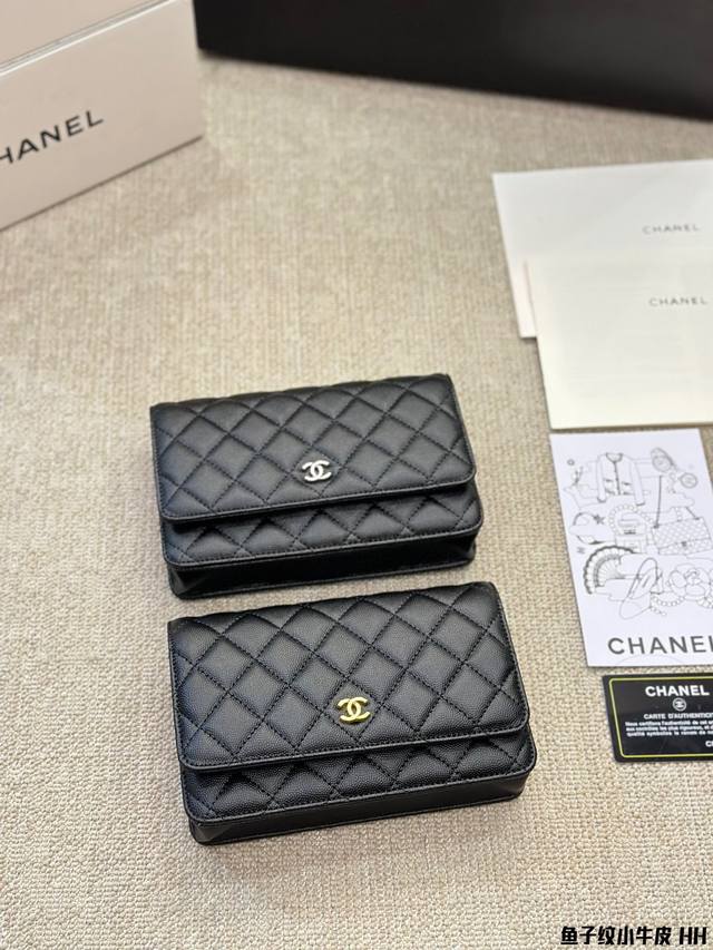 鱼子纹小牛皮 Chanel Woc 发财包 小香牛皮最近好多明星都在背 Chanel 19 这款包是由老佛爷karl Lagerfeld 和 Chanel现任创