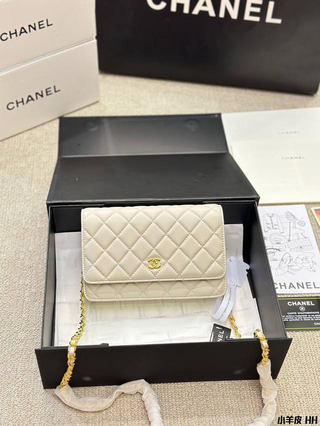 小羊皮 Chanel Woc 发财包 小香牛皮最近好多明星都在背 Chanel 19 这款包是由老佛爷karl Lagerfeld 和 Chanel现任创意总监 - 点击图像关闭