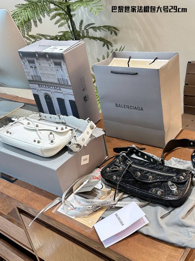 大号 全套包装 原版牛皮 Balenciag Spring 24 Le Cagole系列 又出新单品新款sling Bag来啦 法棍包型 超级实用的一款 容量实