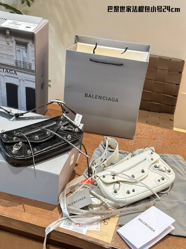 小号 全套包装 原版牛皮 Balenciag Spring 24 Le Cagole系列 又出新单品新款sling Bag来啦 法棍包型 超级实用的一款 容量实 - 点击图像关闭