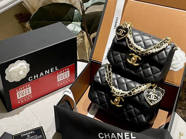 折叠礼盒 Chanel24P 可爱的珍珠方胖子包包 这只胖乎乎的可爱又精致 黑色超级百搭 尺寸17Cm小 20Cm大