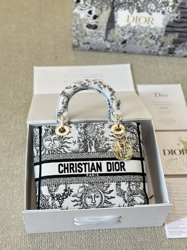 顶级原单 Dior Lady D-Lite刺绣包明星同款 刺绣戴妃配斜挎带 D家最具有代表性的包包,拥有众多的粉丝~D家 Lady D-Lite 诞生于20世纪