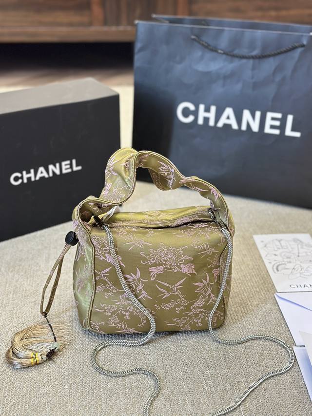 原版布 Chanel 帆布 饭盒包 黑色系的搭配很适这季节 复古氛围感瞬间拉满 尺寸23 10Cm - 点击图像关闭