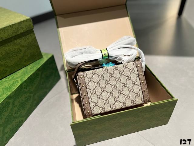 礼盒包装 Gucci酷奇小箱子 Gg 复古小盒子 这款方形迷你手袋 从复古旅行配件中汲取灵感 真的有点像旅行箱 尺寸 17.12
