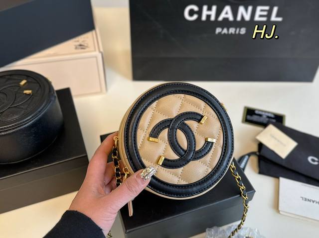 配盒 Size 15 15 Chanel香奈儿小圆饼包 可可爱爱又方便携带 口红 钥匙 容量满足日常 实在是太美 太可爱了