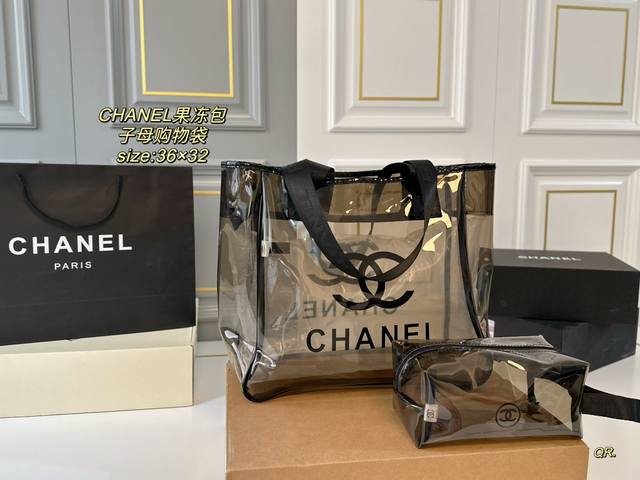 无盒 Size 36 32 Chanel香奈儿果冻购物袋 沙滩果冻包 子母购物袋 这是什么神仙包 容量超大 搭配大胆果冻透明材质 十分亮眼 特别好看