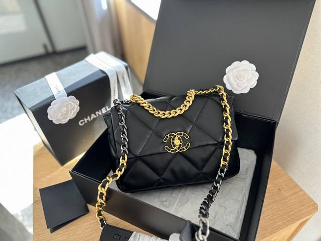 折叠礼盒包装 原单专柜品质 Chanel 19小羊皮 小香牛羊皮最近好多明星都在背chanel 19 这款包是由老佛爷karl Lagerfeld和chanel