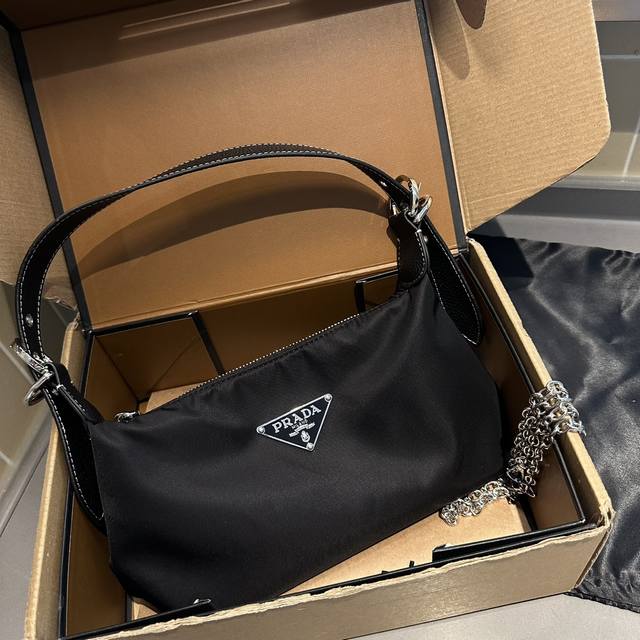 礼盒包装 Size 22 13Cm Prada Hobo尼龙腋下包 看到实物真的堪称完美 包装 设计超级方便和舒服